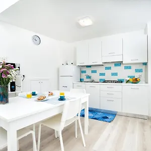 Casa Acqua Marina - Only 6 Steps From The Main Road Apartamento